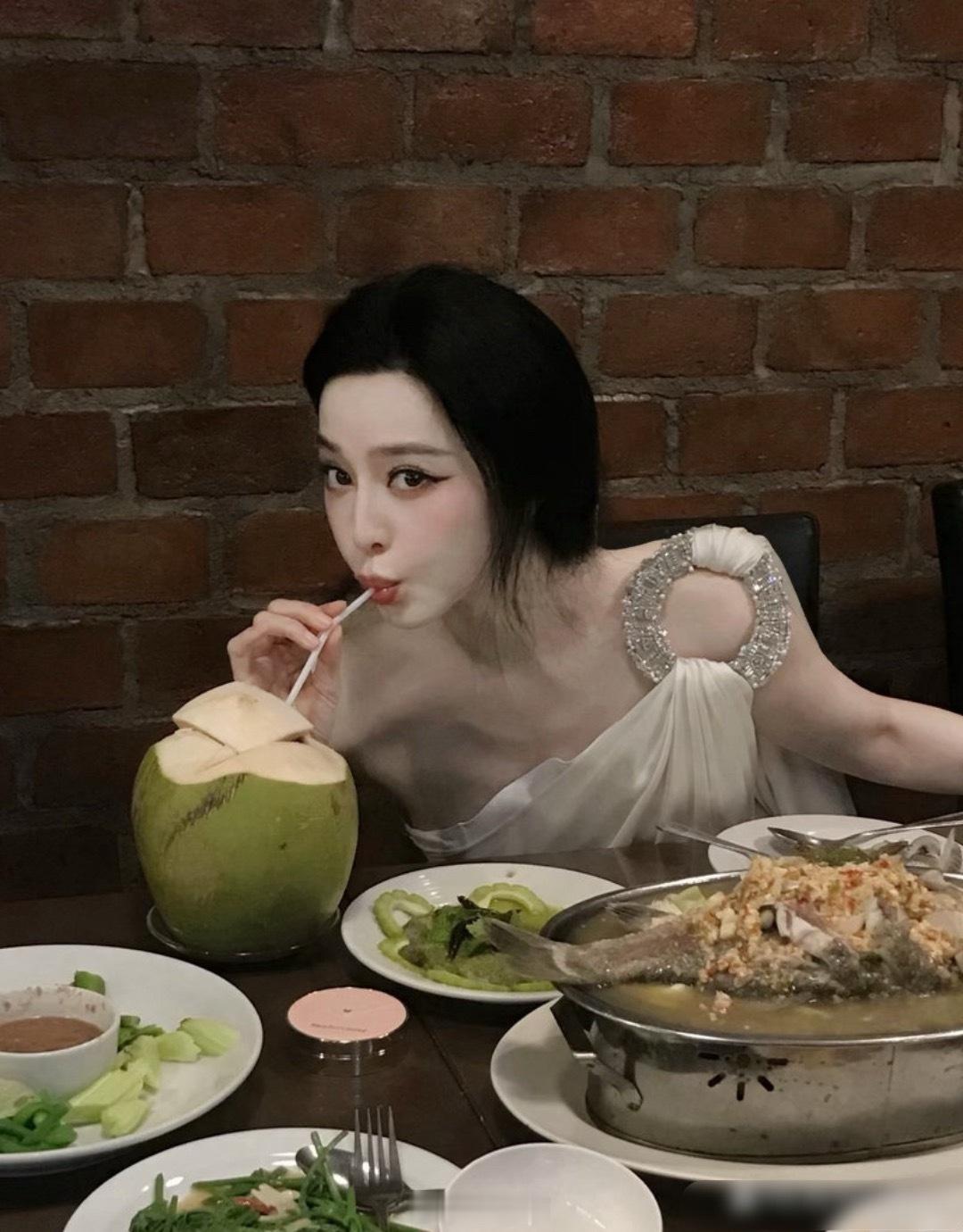 范冰冰这组图是还原美貌，还是p图过度? 