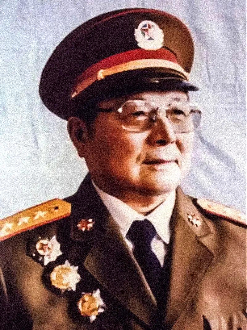 1988年9月14日，中央军委在中南海怀仁堂举行恢复军衔制后的首次授衔仪式，向守
