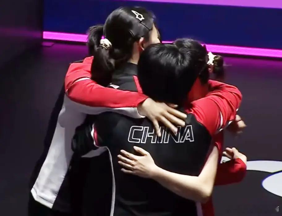 终于逆转夺冠了，女团决赛3-2日本，小将挽救赛点，拥抱在一起喜极而泣，确实不容易