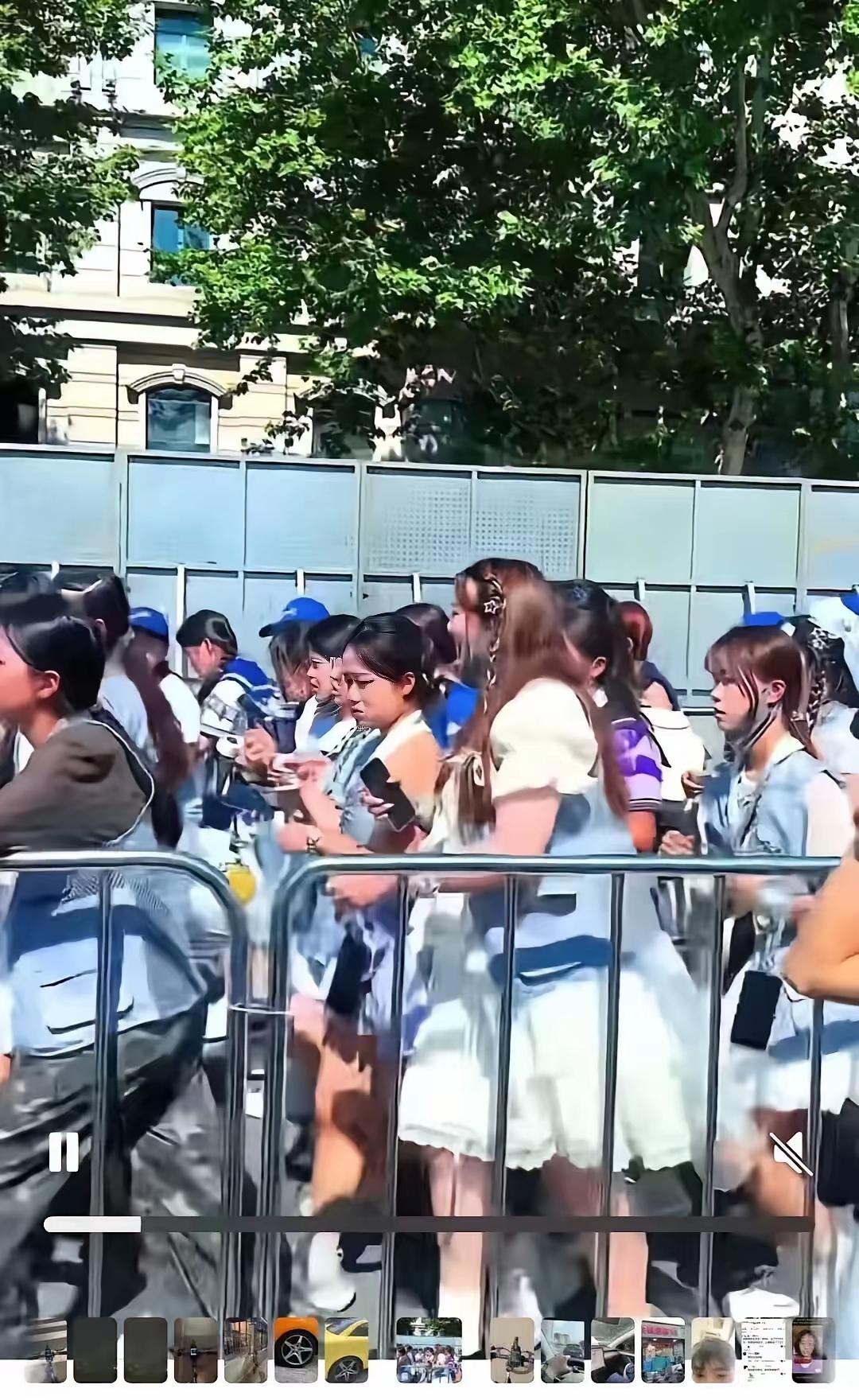 场馆门口一看，基本都是年轻小姑娘。脸上贴着贴纸，手里攥着票，那股兴奋劲儿藏都藏不