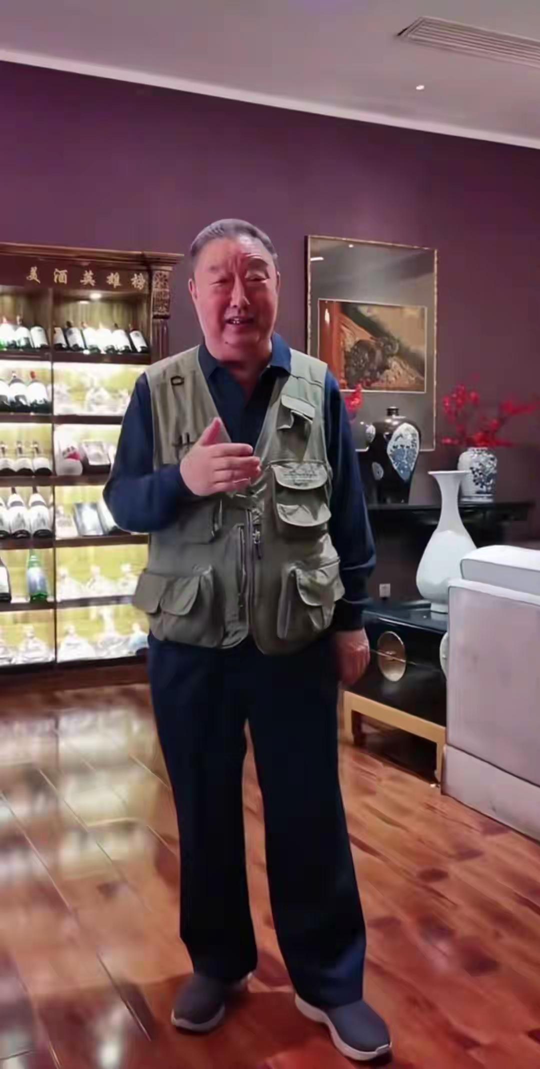 在酒店偶遇一位明星
他喝着酒，站在那里就像是一个老爷爷似的，显得格外亲切感十足