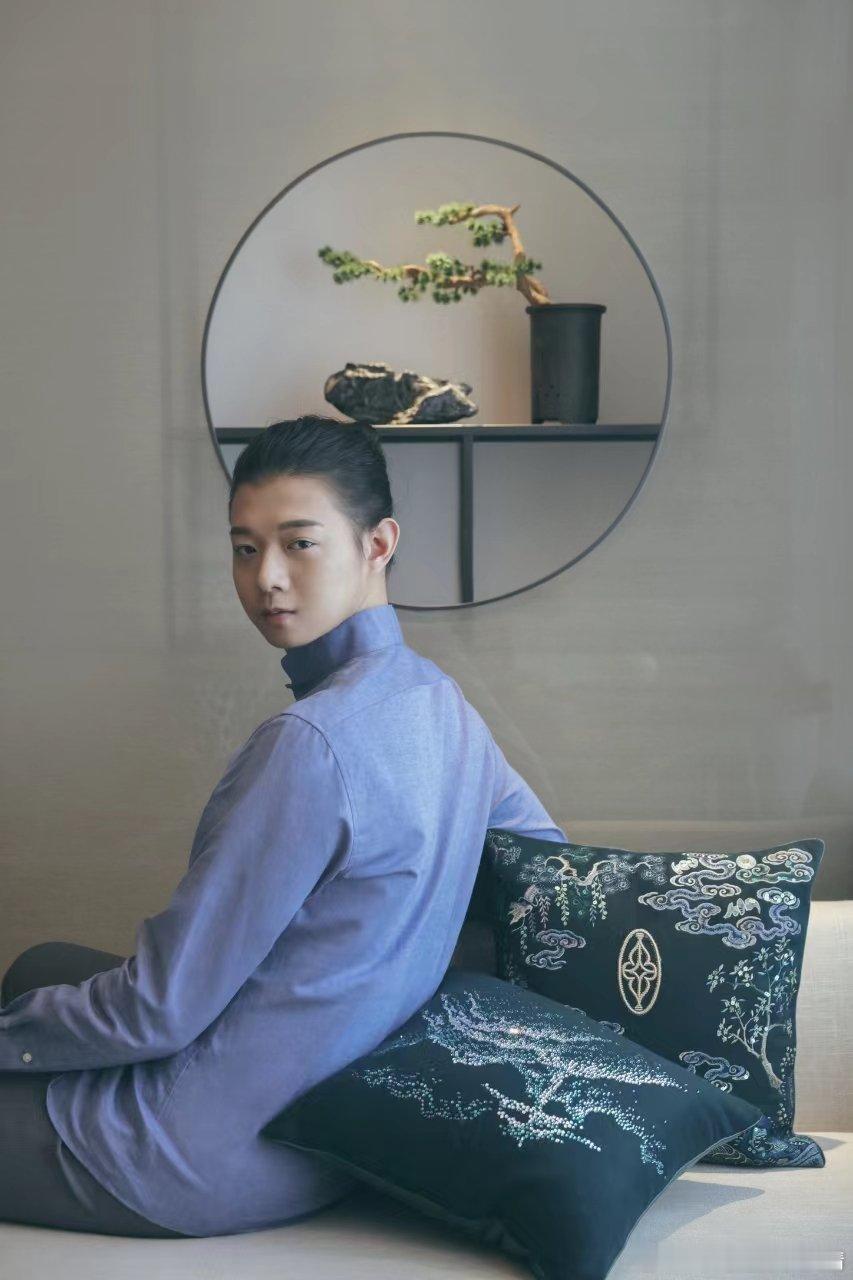 #霍尊复出#  我可太喜欢霍尊的舞台了。他站在舞台中间，就是王者归来，他的天籁之