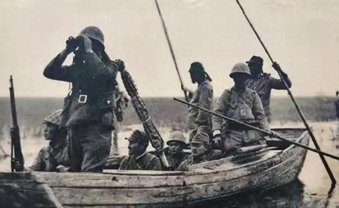 1944年，游击队因叛徒告密，躲进芦苇荡里啃了一个月芦苇，出来后却看到一名吃得白