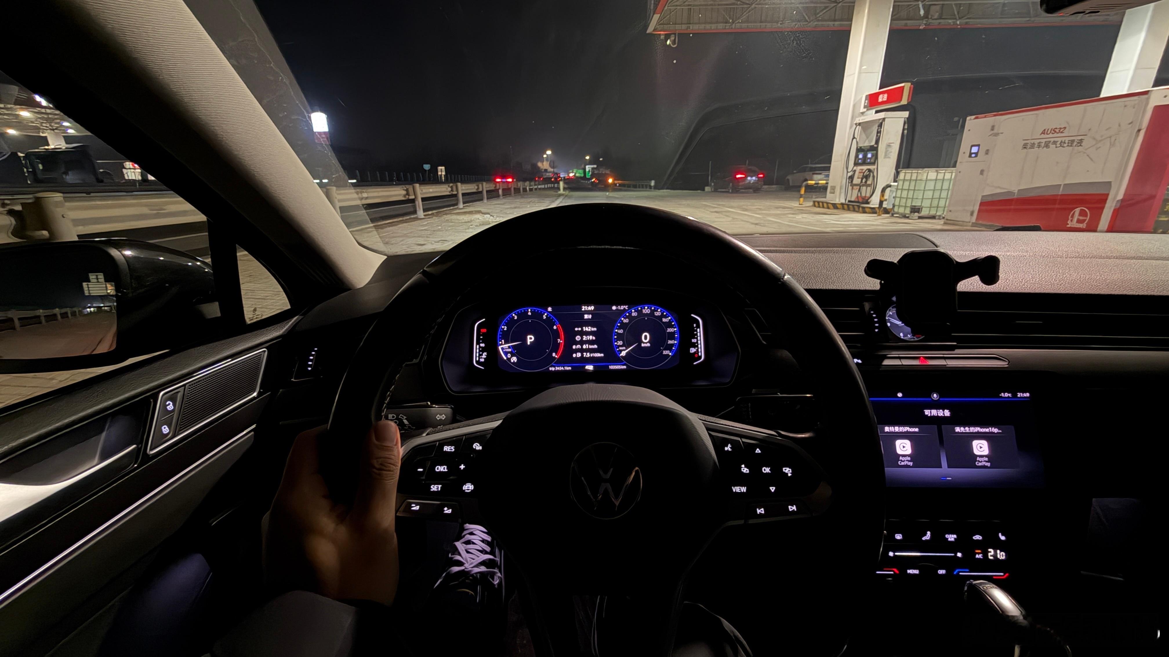 迈腾这车就像谁看着都眼熟的大众脸没啥存在感，但是真的很好开，底盘扎实又贴地，快节