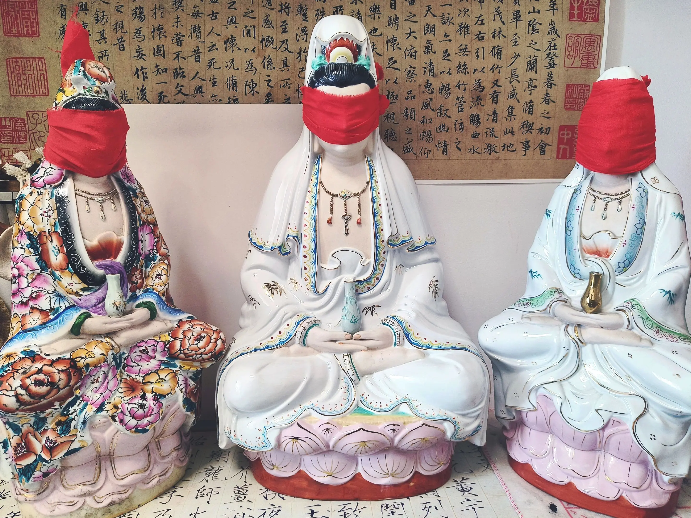 姊妹三人蒙面躲猫猫