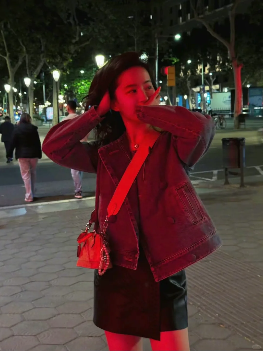 听说亦菲菲不睡觉也要散个步🚶