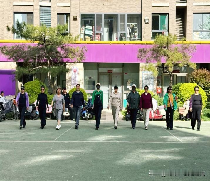 从灶台到T台 万柏林区西华苑东社区银发绽芳华
 
万柏林区南寒街道西华苑东社区休
