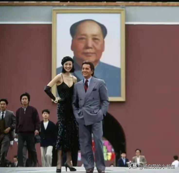 外国友人国庆天安门留影
新中国改革开放之后，
众多外国友人怀着对我国的热爱
纷纷