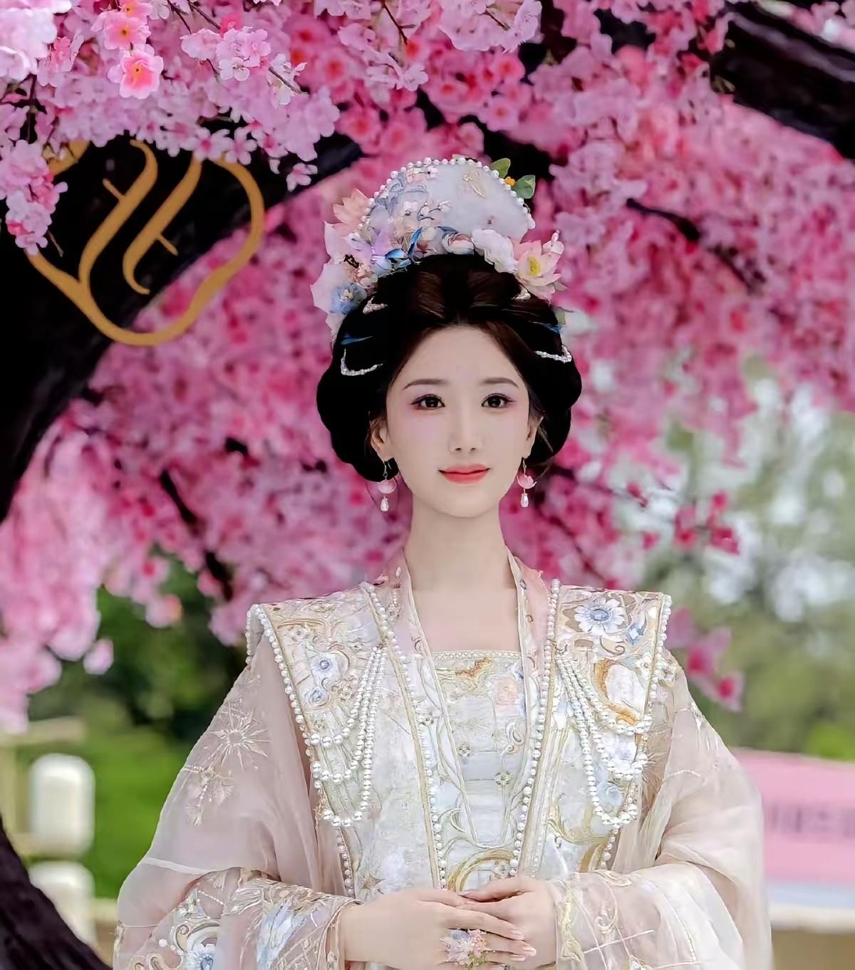 毛晓彤在西湖这一亮相，简直“杀疯了”！原本游客们都在专注拍景，她一出现，所有镜头