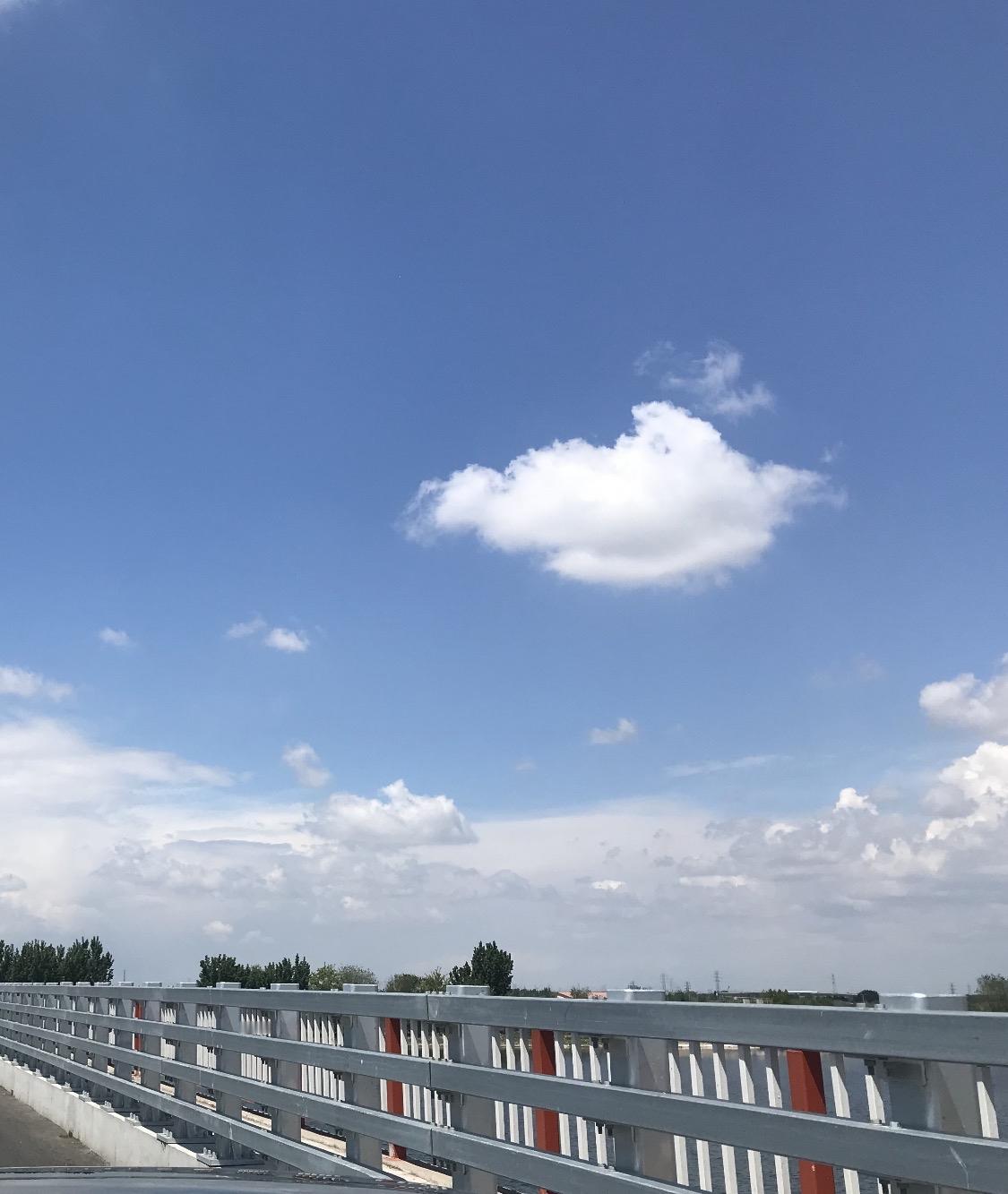 分享一张你相册里关于天空的照片我相册里的天津滨海新区天空照片。