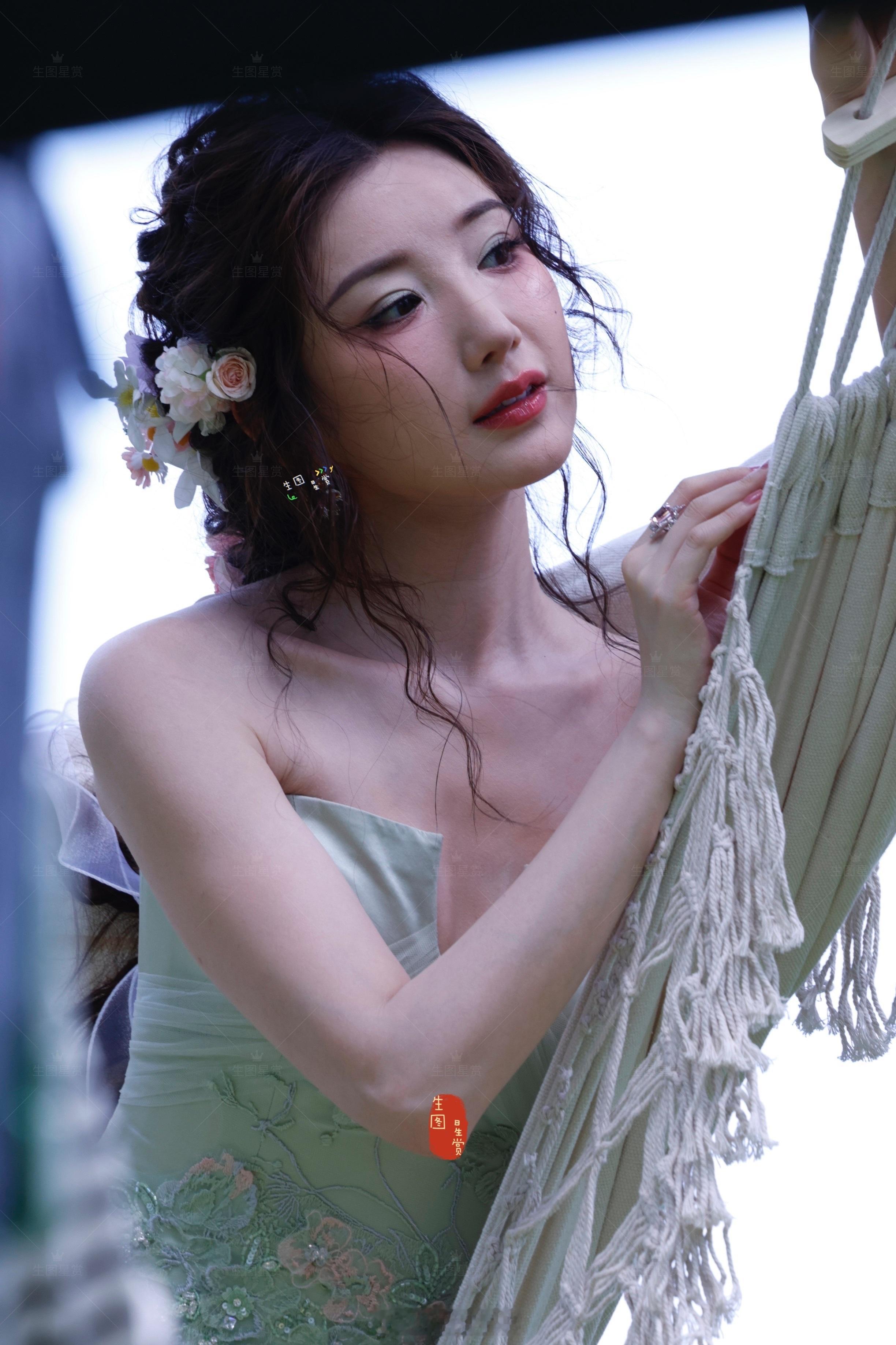 毛晓彤三亚外拍，海系精灵仙子🧚🏻♀️时尚风格之夜