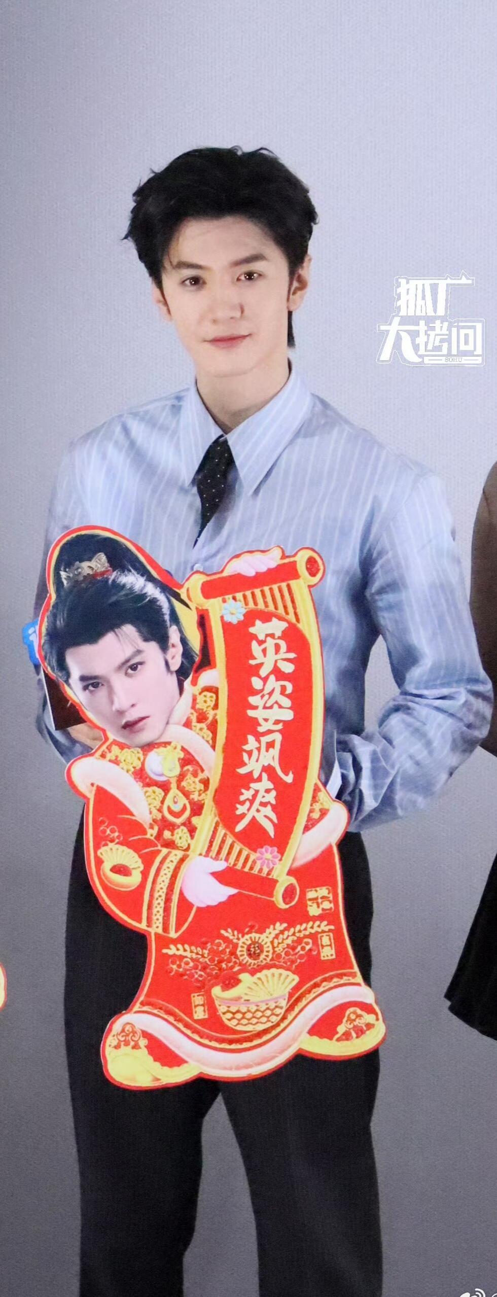 陈哲远不像演的 陈哲远激灵这下不像演的采访现场还原怕蛇片段，陈哲远瞬间下意识一激