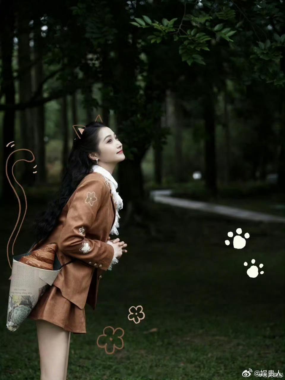 关晓彤棕色皮裙套装关晓彤棕色小猫塑 关晓彤棕色皮裙套装还有猫咪耳朵和尾巴，完全是