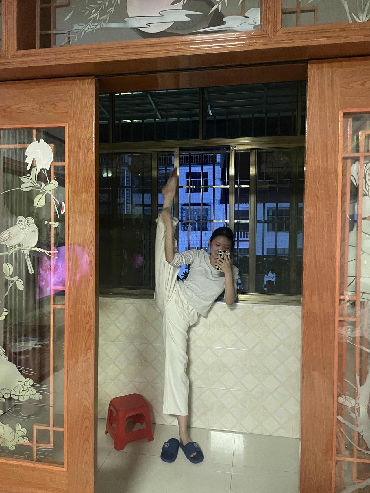 看到“清风本无意”这个上联，瞬间来了兴致。我觉得“明月亦多情”就是个绝佳下联。清
