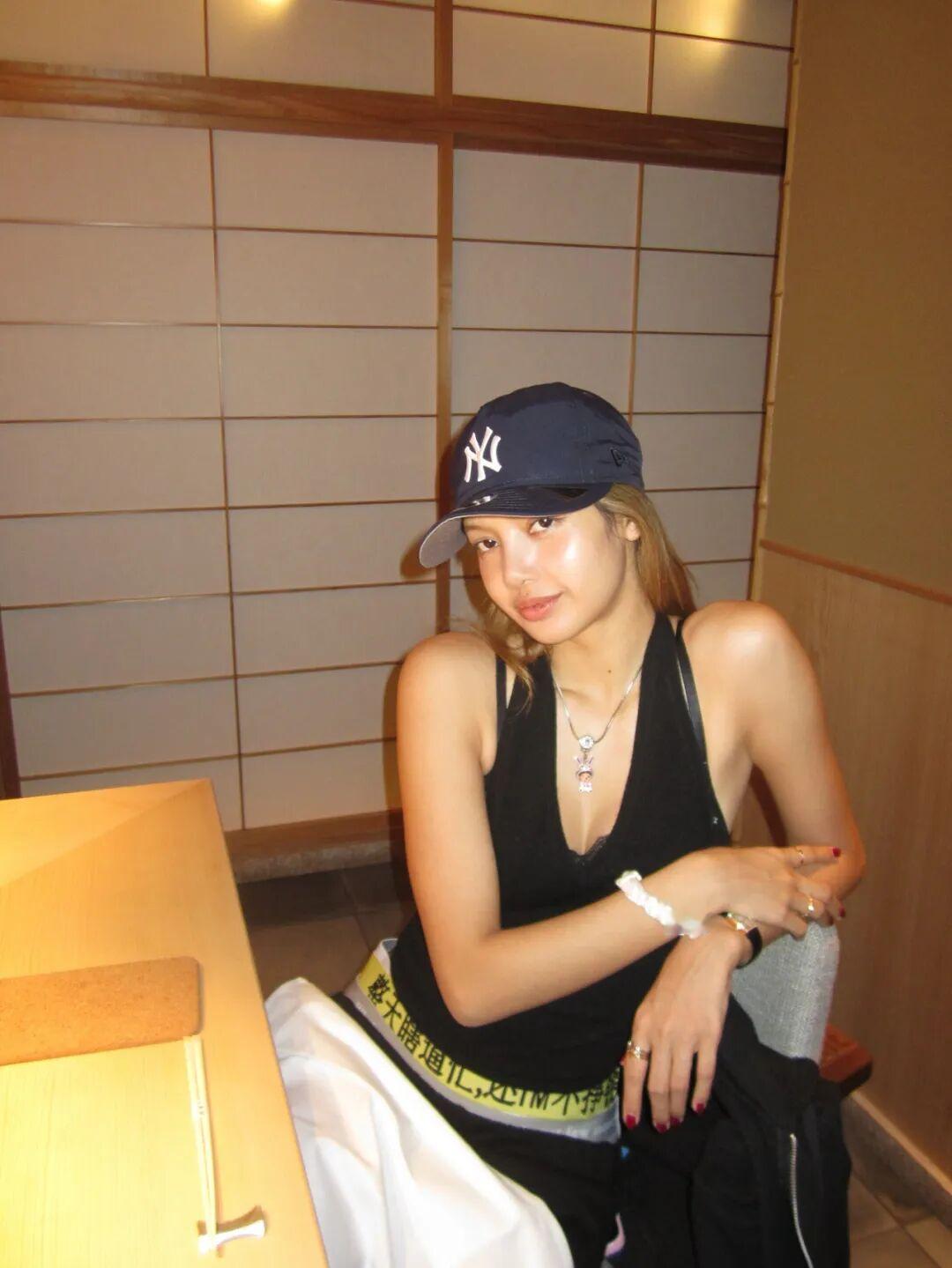 LISA 分享“整天瞎逼忙，还TM不挣钱”裤子美照。
这是一个小众品牌的设计。