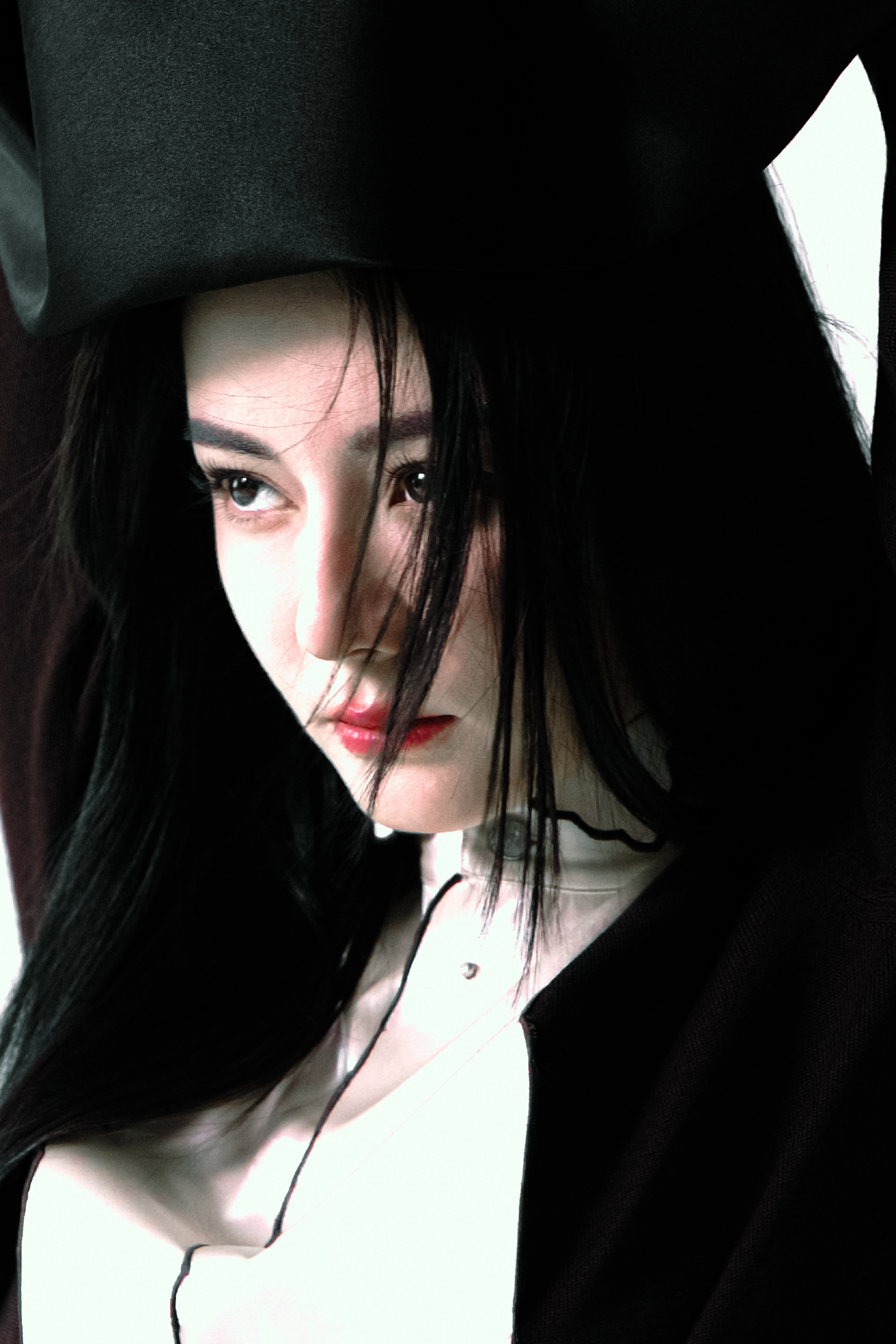 迪丽热巴黑长直的神迪丽热巴以黑长直发型登上《ELLE》2026年3月开季刊封面，