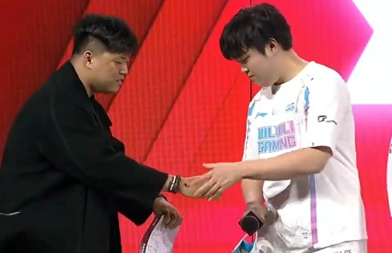 Bin和粉丝的不灭之握一次握手、二次握手、三次握手#英雄联盟##LPL# ​​​