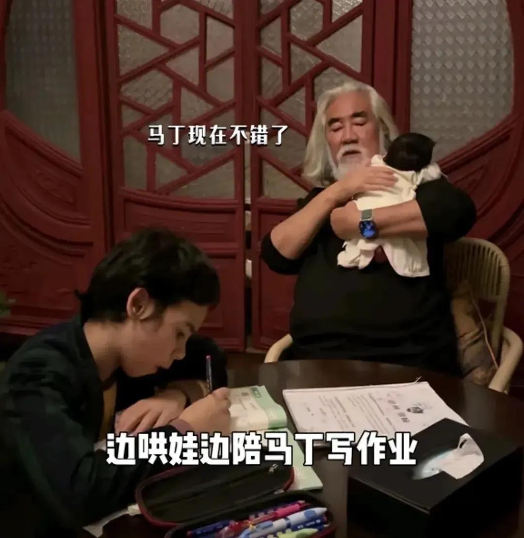 70多岁的张纪中，在家带娃的状态也和普通人一模一样呀！手里抱着一个小的，还要兼顾