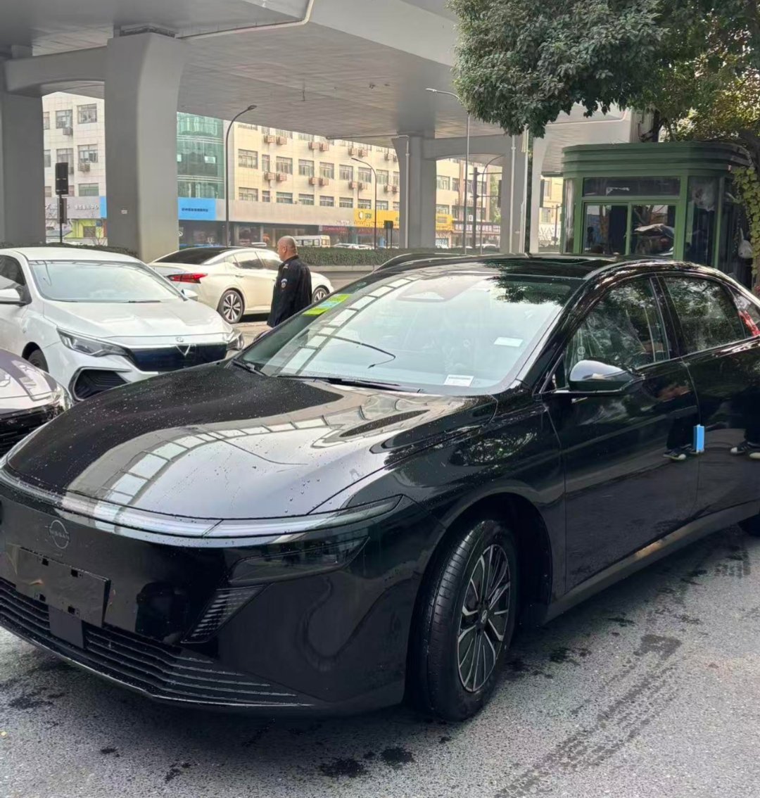 纯黑色的日产N6，我觉得还是有点有意思的，不喜勿喷，过几天给大家看看n6大沙发东