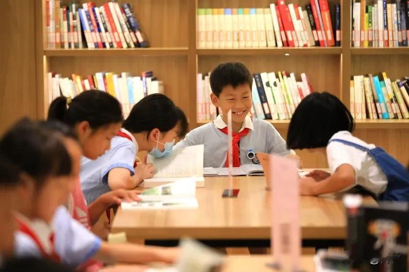纠结中
四十年前的
小学同学要聚餐
快到饭点了
我去不去

不去吧
好多人二三十
