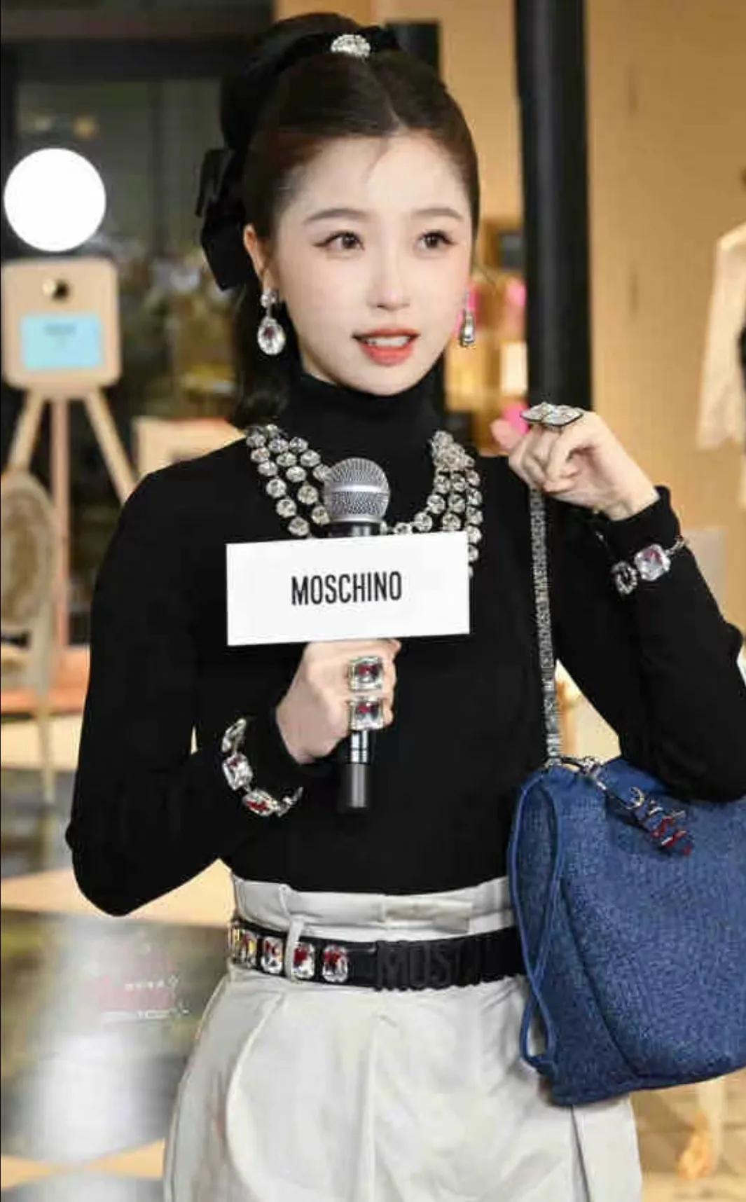 谁说虞书欣长的普呀，我真的第一个不服，虞书欣最新活动生图这造型很绝啊，很适合她，