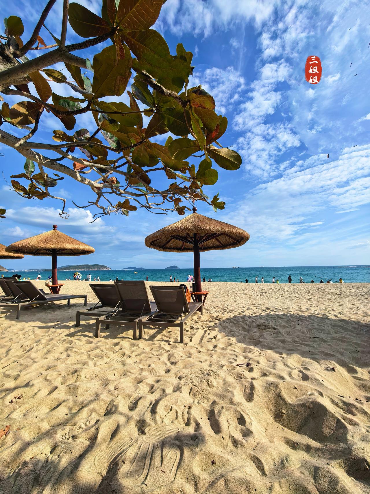 冬天带娃到海南三亚直奔亚龙湾就对了，亚龙湾阳光明媚，沙滩细软，不潮不燥，太舒服了