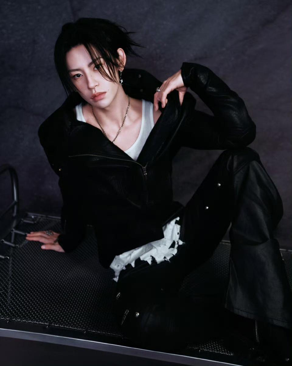  从造型到表演，本次舞台概念高度统一。“吻感”并非流于表面，而是通过声音、视觉、