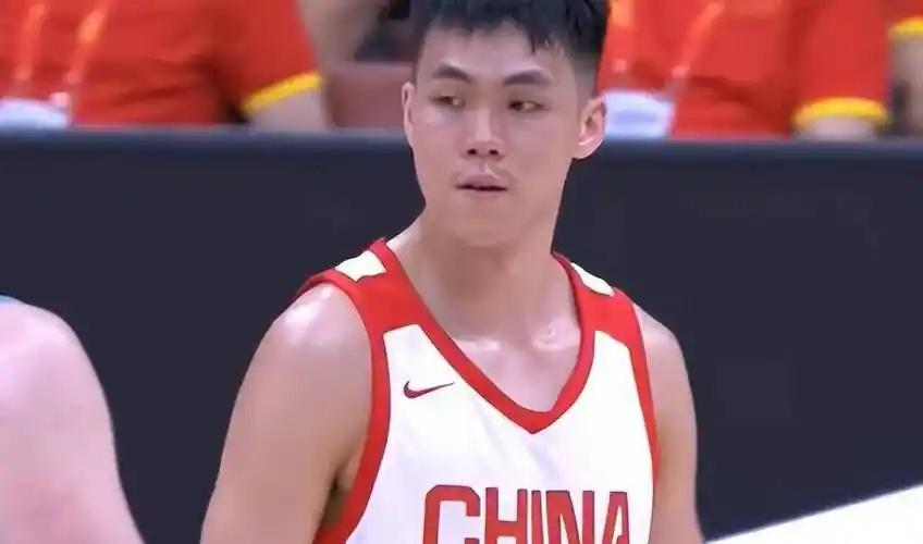 中国男篮与乌拉圭第二场热身赛输了，而且是大比分落败。有很多球迷坐不住了，又把予头