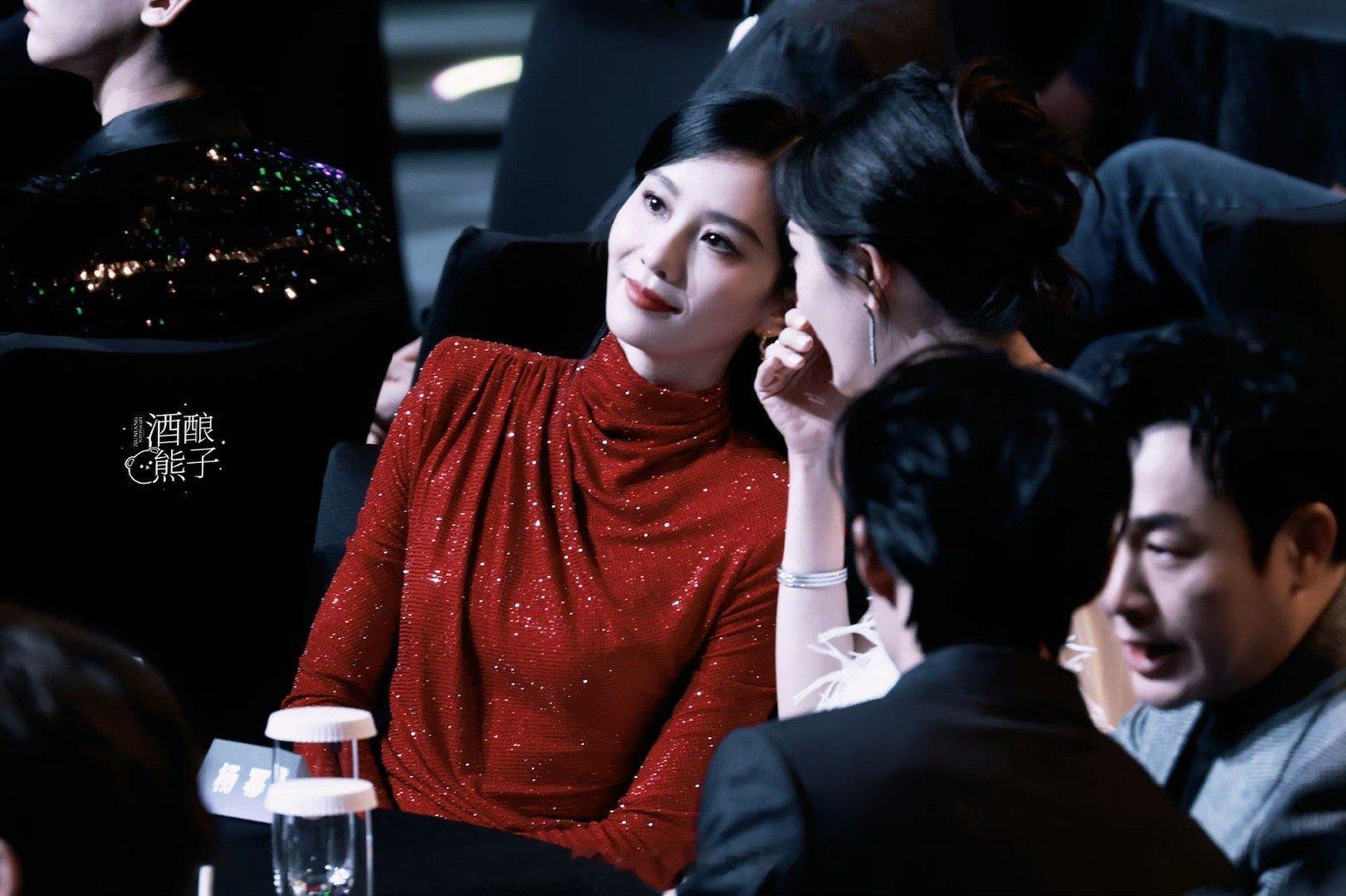 所以杨幂到底听到了什么？大家有知道的吗？[锦鲤附体]#杨幂脸上藏不住一点事# ​
