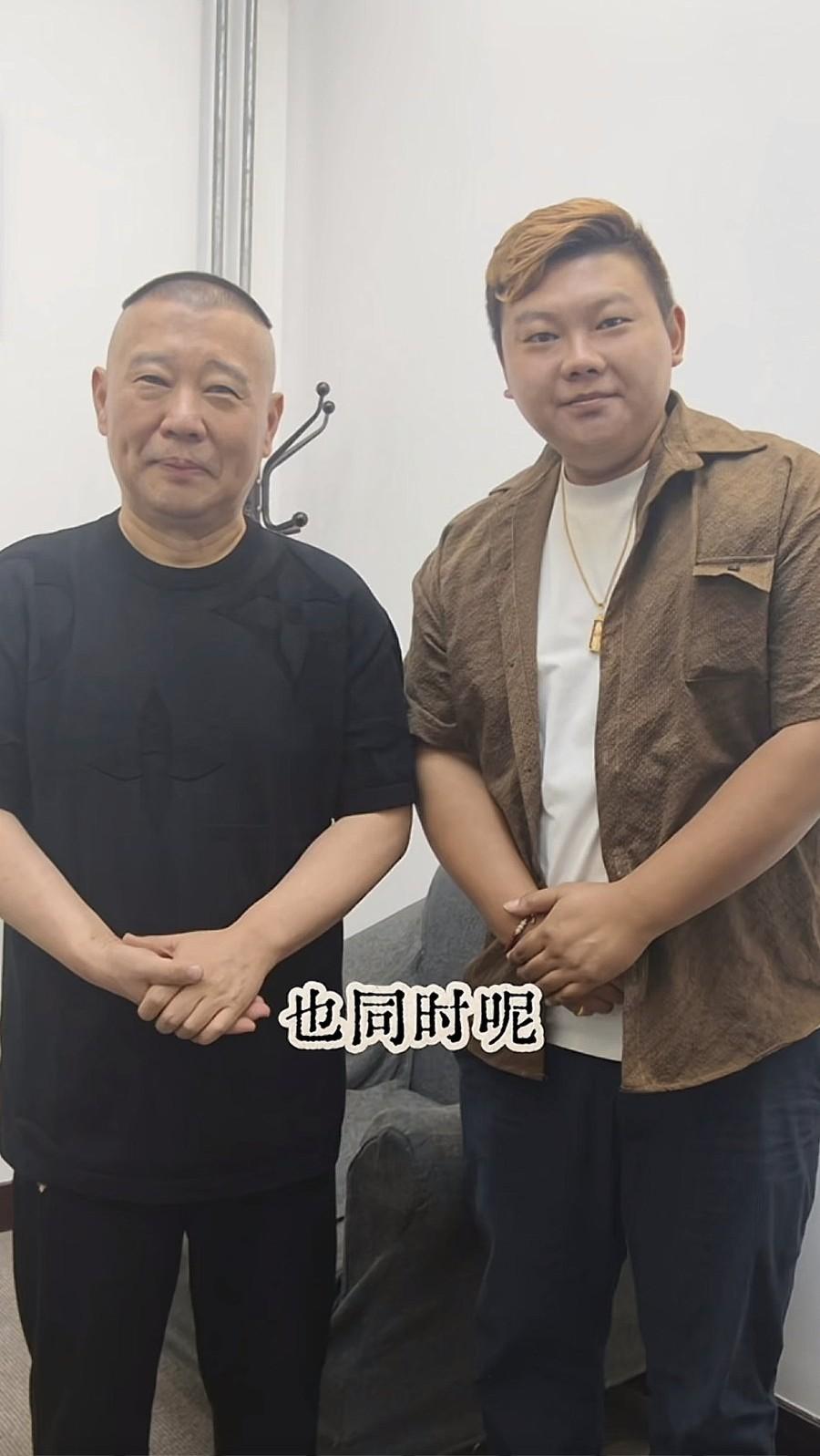 10月11日，郭德纲现身德云社腾字科招生现场，他露面了，但有点憔悴了，颈纹深了，