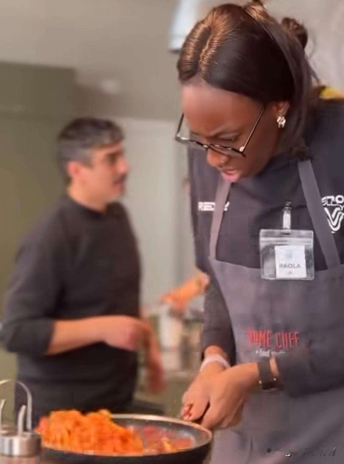 李盈莹加盟的意大利米兰俱乐部外出团体活动！没有比赛，意大利米兰俱乐部全体队员在一