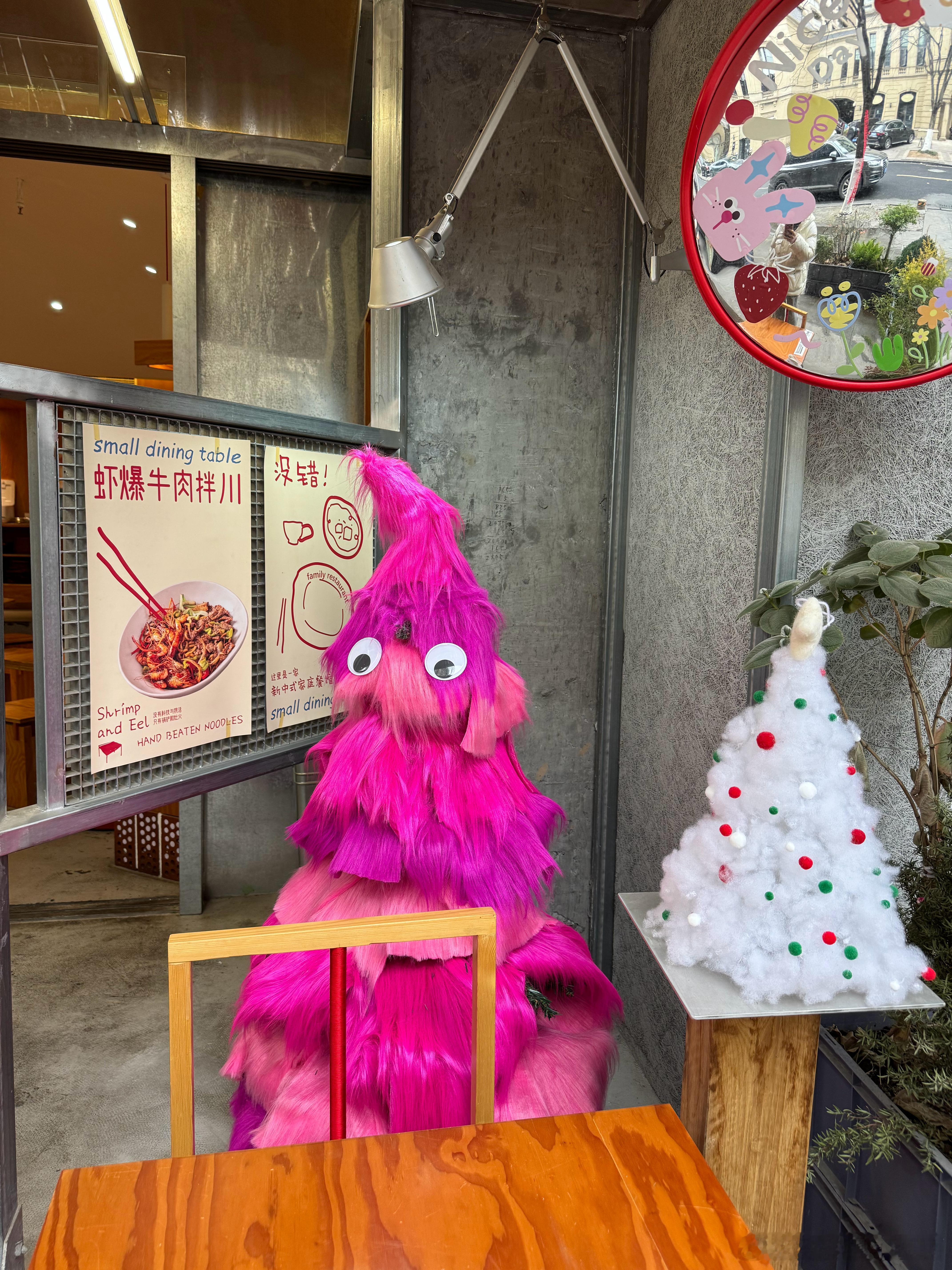 今天中午吃饭的时候老板娘一边服务我们一边和朋友在那聊一开始以为他们要创业在那聊A