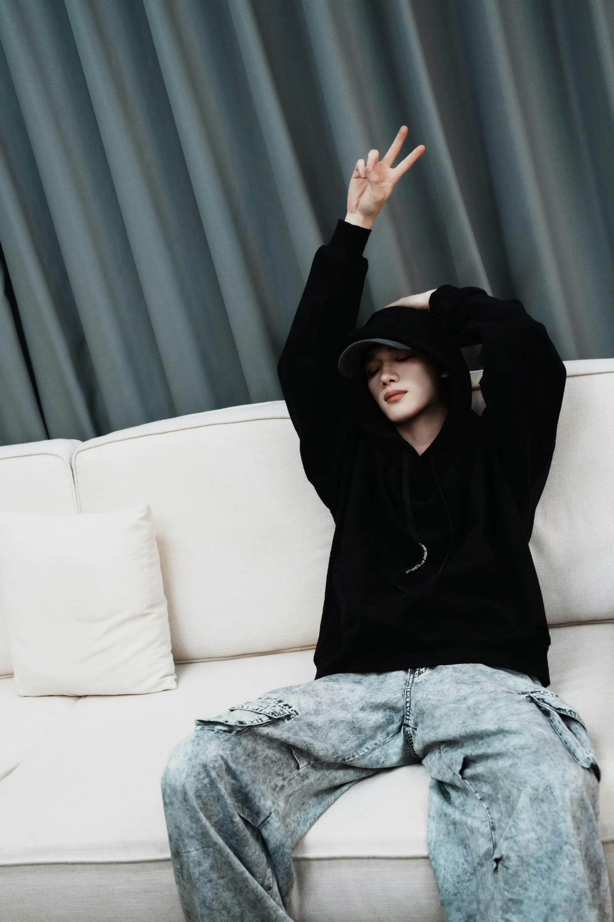 丁程鑫发新歌预告 丁程鑫发来几张帅照预告新歌啦！新歌将在4月27日上线！已经搬好