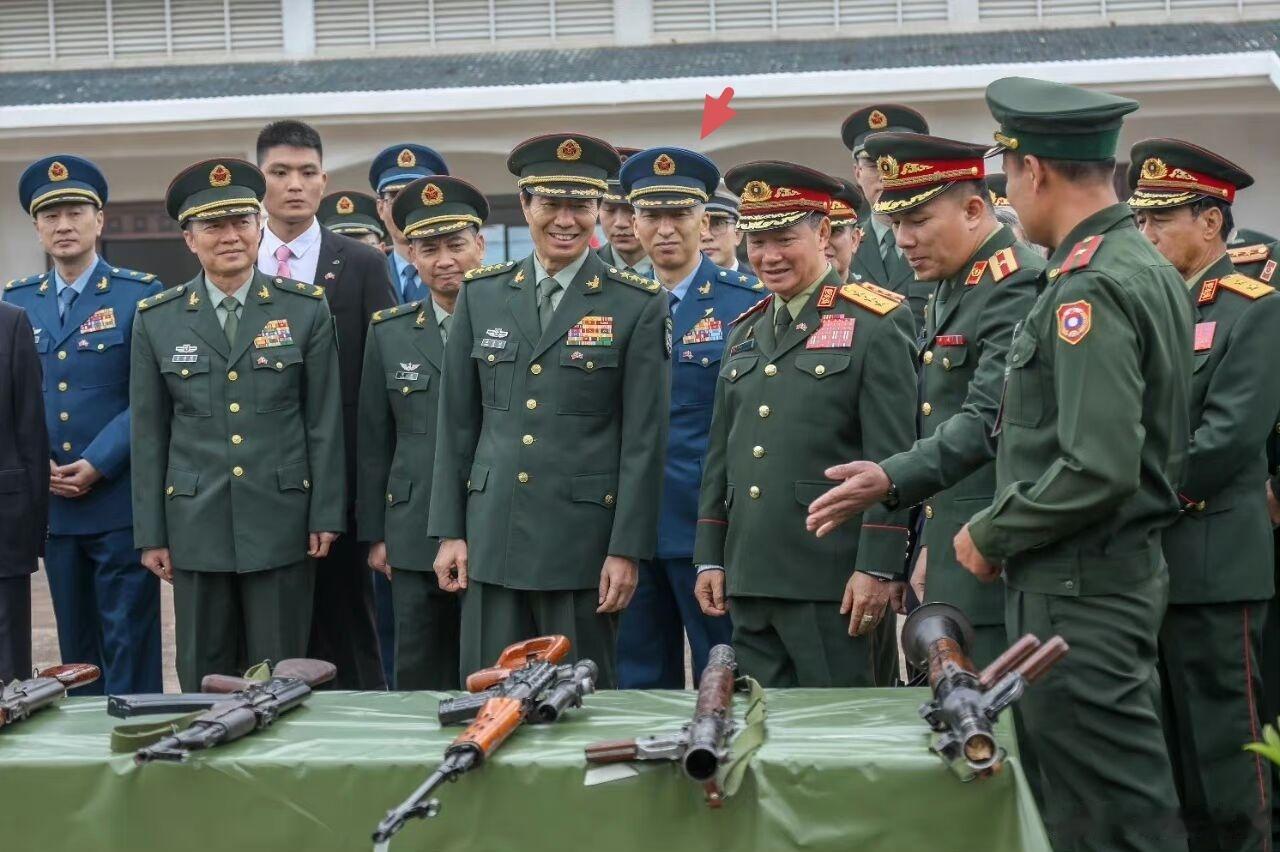 已在南部战区任职的杨少将[嘻嘻] 当年著名的空中狙击手，一剑封喉。 ​​​