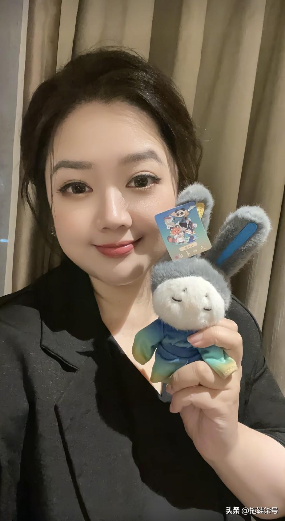 厉害了！台湾美女主播翟翾收到大帅哥送的精美小礼物了，是《只此青绿》台北演出限定的