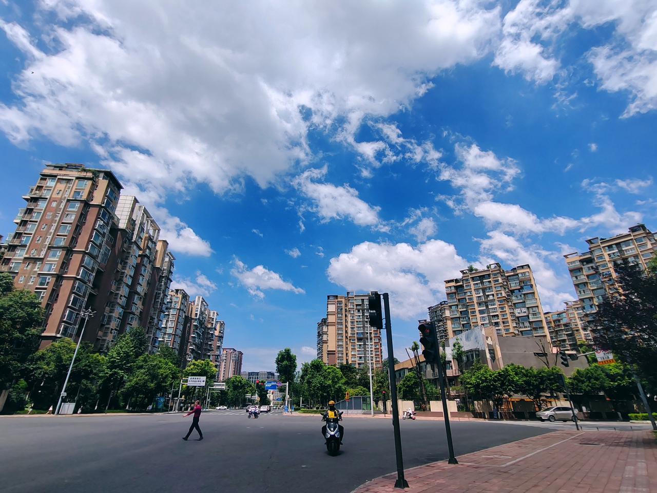 晴空街景
 
长街楼宇映晴光，
碎絮流云漫碧苍。
风净天青尘事淡，
一城清旷好风