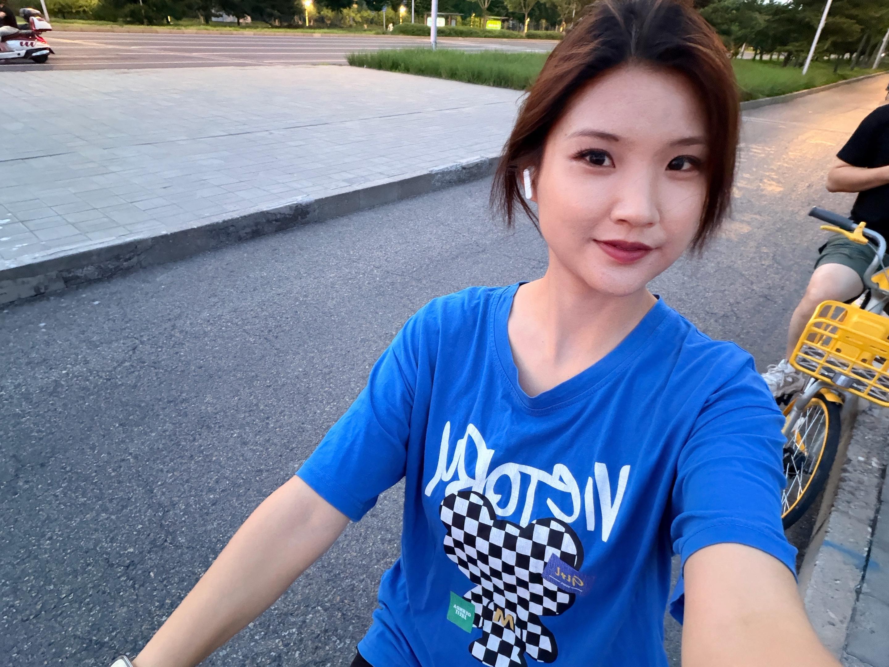 落日余晖与骑行