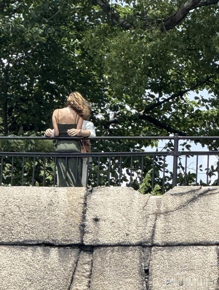 头疼！遇到一件麻烦事。

公司小老板（二股东）的儿子，和我们部门一位刚毕业没多久