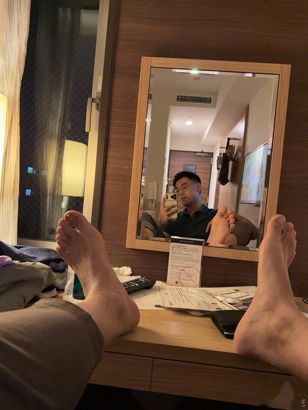 在日本工作都要穿的非常daddy… 
