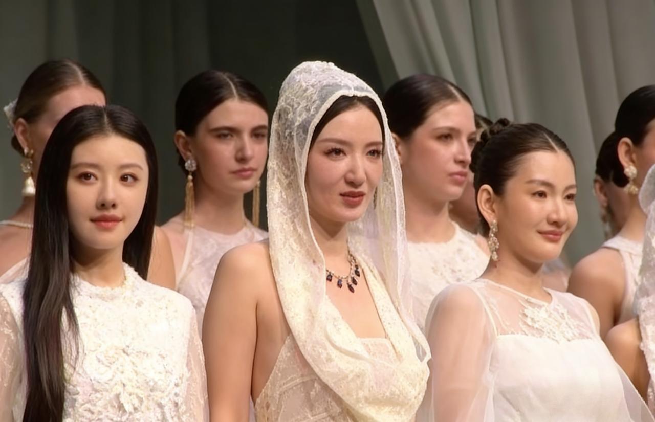 秀场落幕·星光同频✨
聚光灯下，白纱映着温柔光影
掌声与笑意交织，定格此刻的优雅