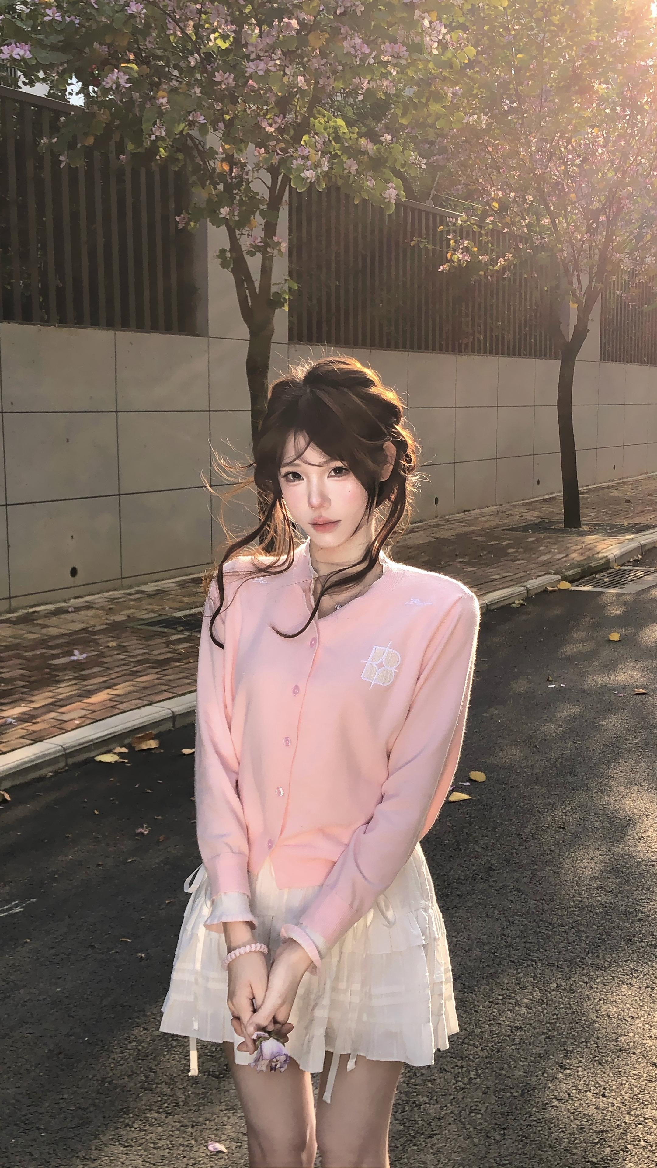希望你像欣赏一朵花一样欣赏自己 不是因为她看起来很美 而是因为她本来就很美