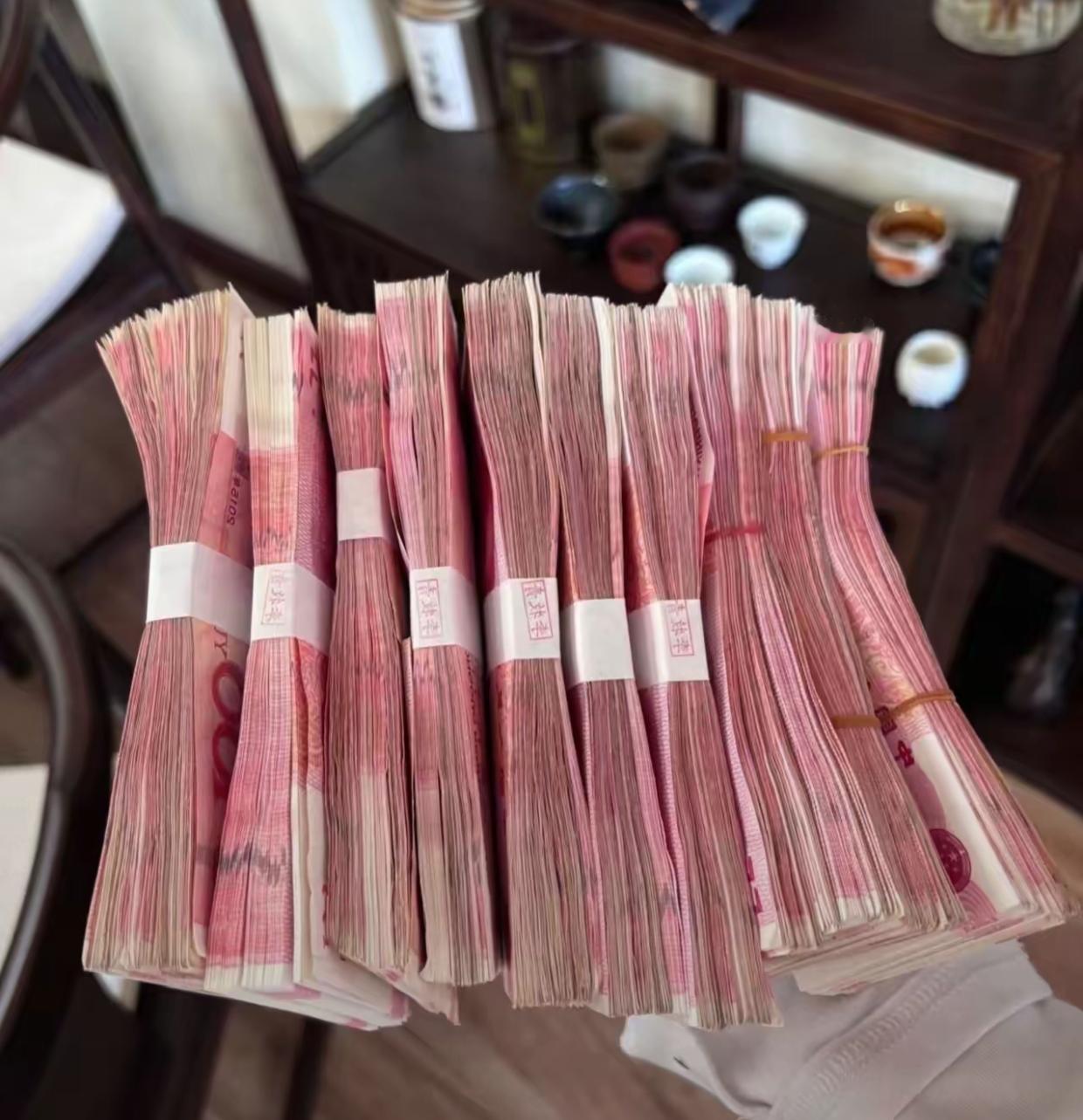 奉劝各位，努力存钱固然可行，但切不可成为守财奴。钱是用于改善生活的，而非用来自我