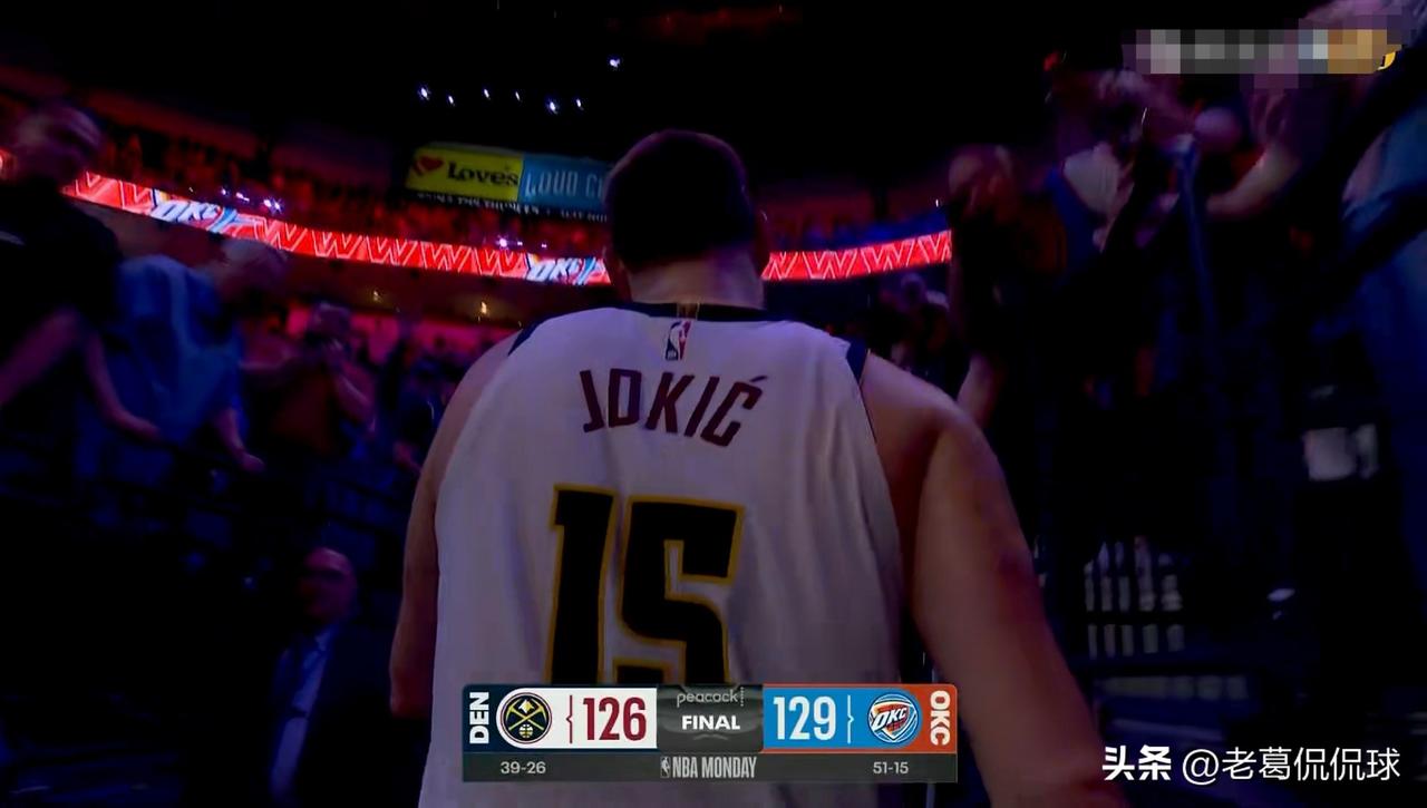 掘金当家球星约基奇真是怒火中烧！在今天掘金客场以126：129惜败于雷霆的比赛中