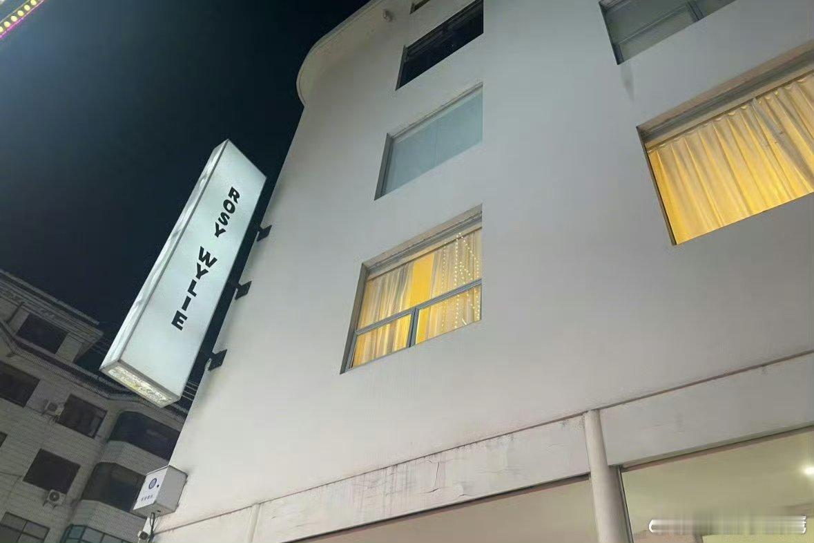 怪不得赵露思直播的时候说甜品店根本没赚到钱，店里的收款码被合伙人直接换过，后面还