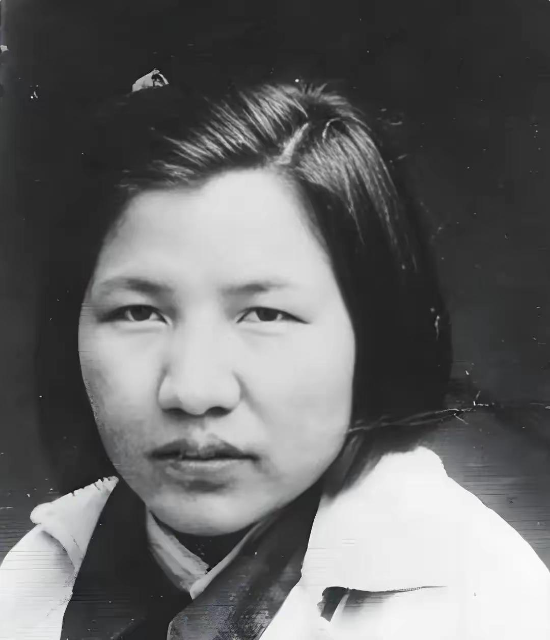 1963年12月26日，中南海菊香书屋，毛主席迎来了自己的70岁生日。门被轻轻推