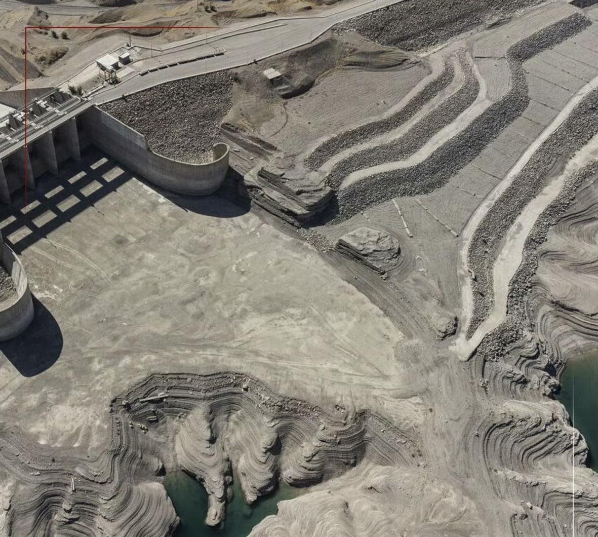 伊朗方面称，由于水库水位过低，中东最大的土坝、世界最大土坝之一的卡尔赫大坝已停止