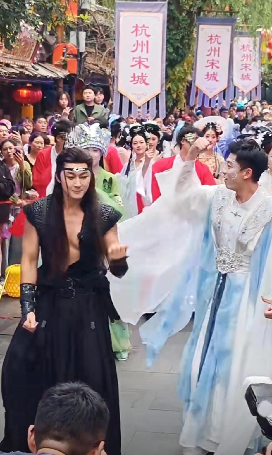 35岁，脸还像20出头，腰腹线条比年轻演员还硬。
没新剧？
没事，直播卖货干得比