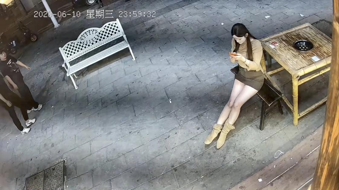 凌晨街头大型社死现场！深夜街头行人稀少，两名年轻小伙结伴在路上散步，放松闲逛。街
