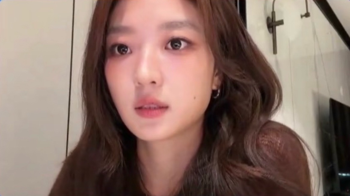 孙千直播状态孙千在新剧陪看直播里松弛鲜活，面对亲密戏份害羞泛红，真实不做作的反应