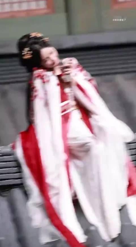 哈哈哈哈！李一桐你胆子也是肥嘟嘟的，招蜈蚣体质实锤了 ​​​